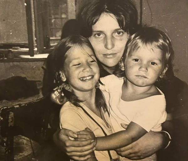 Popisek Táňa s dětmi Marií a Krištofem